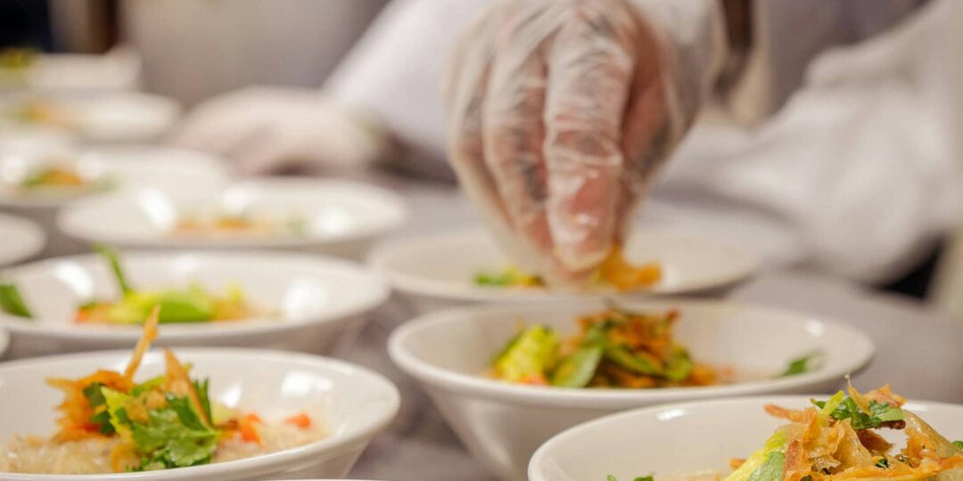 Personal de cocina preparando platos para los residentes de la residencia Matacàs